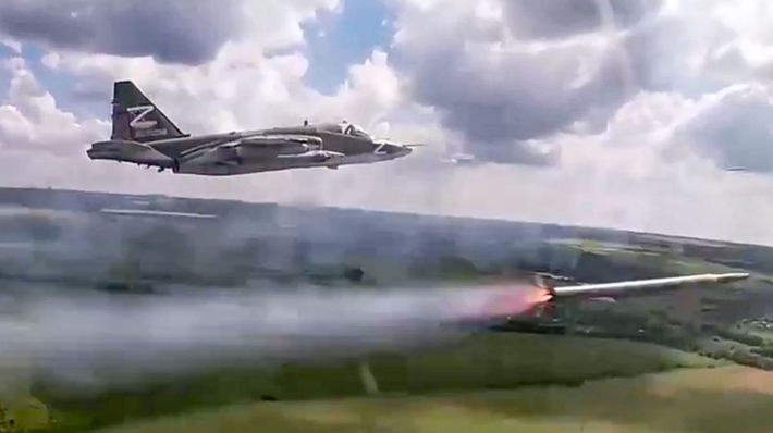 Su-25 được điều khiển bởi một phi công. Các kích thước của máy bay như sau: Chiều dài: 15,53 m (bao gồm cả đầu dò ở mũi), sải cánh: 14,36 m, chiều cao: 4,8 m và diện tích cánh : 33,7 m2. Máy bay được trang bị hai động cơ phản lực Soyuz / Tumansky R-195, lực đẩy 44,18 kN mỗi chiếc.