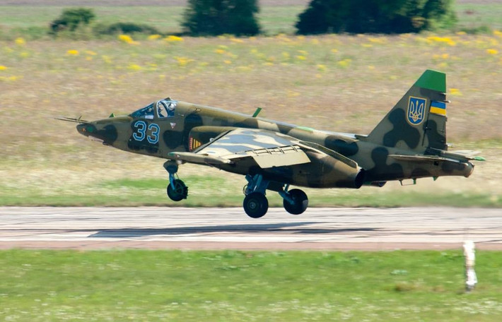 Với một lần tiếp nhiên liệu, Su-25 có thể bay quãng đường tới 1.000 km và tốc độ tối đa mà máy bay có thể duy trì trong suốt chuyến bay là 975 km / h. Đặc biệt là Su-25 có thể cất và hạ cánh ở những đường băng dã chiến bằng đất và có thể bay rất thấp để yểm trợ trực tiếp cho lực lượng chiến đấu mặt đất.