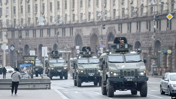 Thứ năm, phi hạt nhân hóa Ukraine. Cấm các đảng phái chính trị theo chủ nghĩa dân tộc cực đoan, Đức quốc xã và tân Quốc xã, bãi bỏ các luật hiện hành tôn vinh Đức quốc xã và tân Quốc xã. Thứ sáu, phi quân sự hóa Ukraine, Ukraine từ bỏ hoàn toàn vũ khí tấn công và trở thành một quốc gia trung lập.
