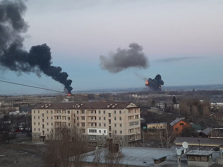 Ông Peskov cho biết, trên thực tế, Tổng thống Putin đã ra lệnh yêu cầu "Quân đội Nga kiềm chế, không tiến hành các cuộc tấn công nhanh vào các trung tâm đô thị lớn, bao gồm cả Kyiv", để tránh thương vong nghiêm trọng cho dân thường.