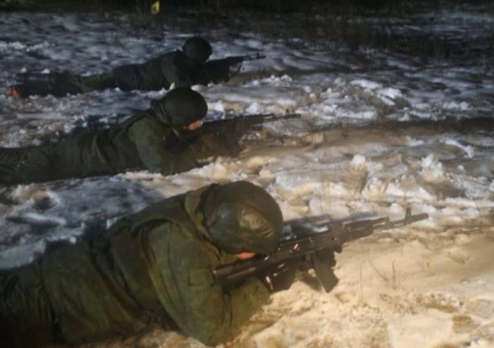 Là cứ điểm phòng ngự quan trọng dẫn đến Donetsk, có thể nói Bakhmut là điểm nút cốt lõi của toàn bộ hệ thống Donbass, một khi Bakhmut thất thủ đồng nghĩa với việc các thành phố quan trọng trong toàn bộ hệ thống Donbass sẽ hoàn toàn lộ diện trong tầm tấn công của quân Nga; họ không chỉ kiểm soát đường tiếp tế dẫn đến Donetsk, mà còn chặn đường rút lui của quân đội Ukraine.