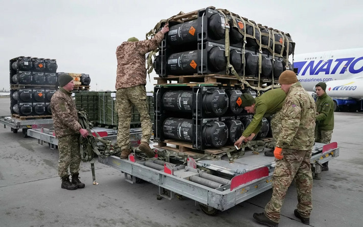 Nhưng ngay sau đó, các nước NATO cùng với các đồng minh khác của Mỹ, đã bắt đầu cung cấp vũ khí hạng nặng cho Kiev, để sử dụng trong cuộc chiến với Nga. Thậm chí Anh đã đồng ý rằng, Quân đội Ukraine giờ đây, sẽ có thể tấn công các mục tiêu sâu bên trong nước Nga bằng vũ khí của Anh.