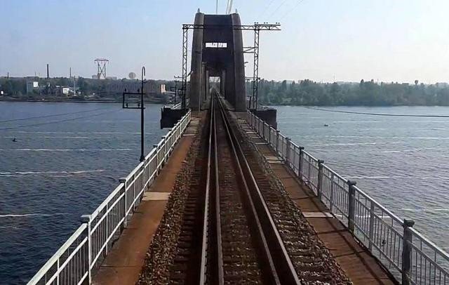 Vậy tại sao tất cả các cây cầu đường sắt bắc qua Dnepr đều được giữ an toàn, để chúng liên tục tiếp tế cho cụm quân Donbas của Quân đội Ukraine? Tại sao người Nga không làm gián đoạn nó?