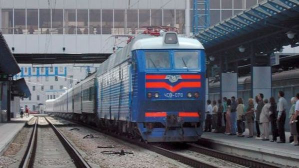 Tuy nhiên, điều này không hoàn toàn giải quyết được vấn đề, vì đường sắt Ukraine vẫn có một số lượng lớn các đoàn tàu chạy bằng động cơ diesel.