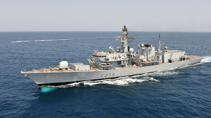 Khinh hạm HMS Northumberland kéo theo một mảng sonar cách tàu khoảng 100 mét; trước đó chiếc trực thăng săn ngầm của tàu Northumberland đã phát hiện ra kính tiềm vọng trên mặt nước của tàu ngầm Nga và chiếc tàu ngầm Nga đã đâm va vào mảng sonar của tàu, gây thiệt hại nghiêm trọng.