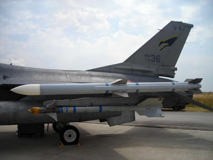 Ví dụ tên lửa không đối không tầm trung AIM-120, được dẫn đường bằng radar chủ động của chính tên lửa, nên có thể thực hiện được theo phương pháp “phóng và quên”. Khi phóng từ máy bay chiến đấu, AIM-120 thường đạt tốc độ và độ cao tối ưu; nên nó là vũ khí không đối không nguy hiểm nhất của Không quân Mỹ.