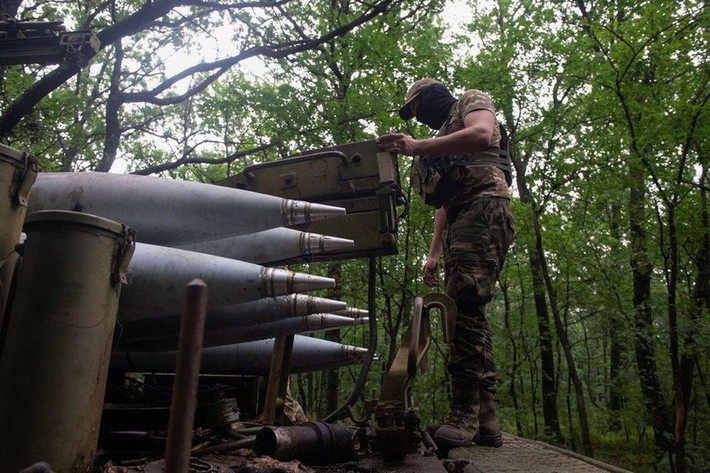 Trên chiến trường Donbass, dù là quân đội Nga hay Ukraine, thì mức tiêu thụ vũ khí và đạn dược hàng ngày đều khiến người ta kinh ngạc. Nhưng đối với quân đội Nga, hệ thống sản xuất quân sự ở hậu phương đã được kích hoạt hoàn toàn, thì việc cung cấp vũ khí sẽ được đảm bảo ở một mức độ nhất định.