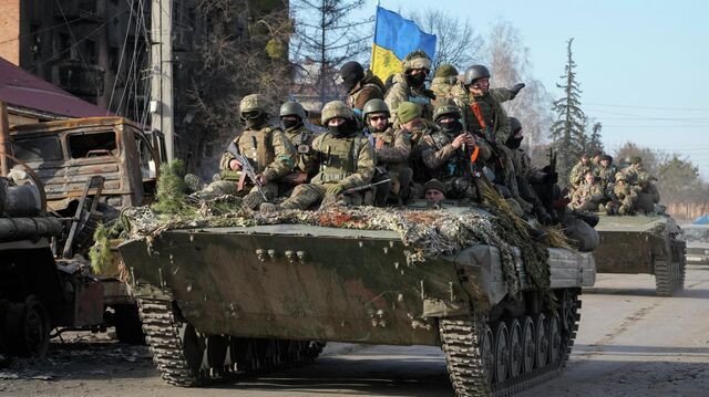 Hiện Quân đội Ukraine vẫn đang tích cực tổ chức các cuộc tập kích, phục kích trên các hướng Kupyansky và Krasno-Limansky và họ không từ bỏ nỗ lực tiếp cận đường cao tốc Svatovo-Kremennaya và cắt đứt tuyến hậu cần của các lực lượng Nga.