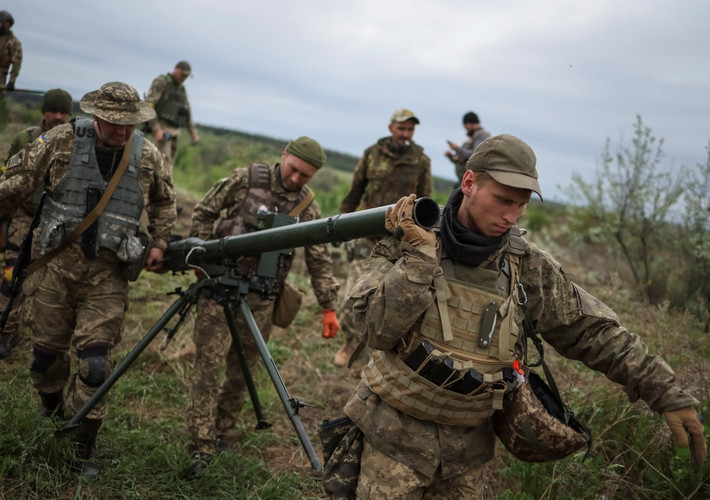 Do quân Ukraine phòng ngự phía trước quá dày đặc; hiện toàn bộ khu vực Donbass có hơn một chục đơn vị cấp lữ đoàn và một lượng lớn công sự kiên cố, nên quân đội Nga rất khó có thể đột phá bằng xe tăng tốc độ cao.