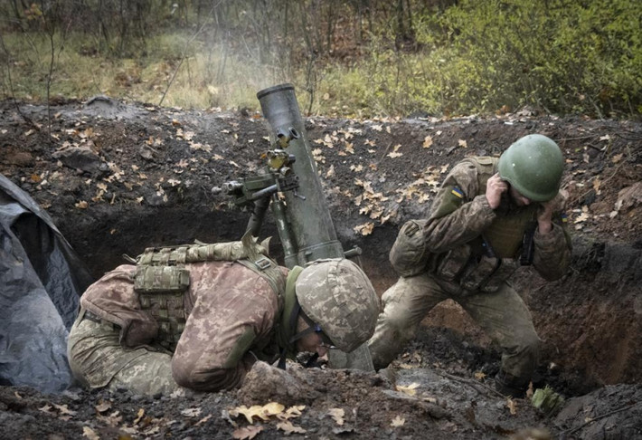 Bản thân khu vực Donbas là một khu vực công sự mà quân đội Ukraine đã dày công xây dựng trong suốt 8 năm, mục tiêu chính là cầm chân và tiêu hao quân đội Nga. Để đạt được mục tiêu này, Bộ Tổng tham mưu Quân đội Ukraine đã đầu tư xây dựng các công sự kiên cố liên hoàn ở khu vực Donbass. Quân đội Nga đã chiến đấu rất khó khăn trên hướng này.