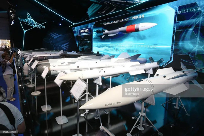 Không chỉ trang bị trên MiG-31BM, tại triển lãm MAKS-2019, tên lửa R-37M còn được trang bị trên tiêm kích đa năng Su-35S. Su-35S có thể mang hai tên lửa R-37 trên hai cánh và hai tên lửa còn lại được gắn dưới thân máy bay.