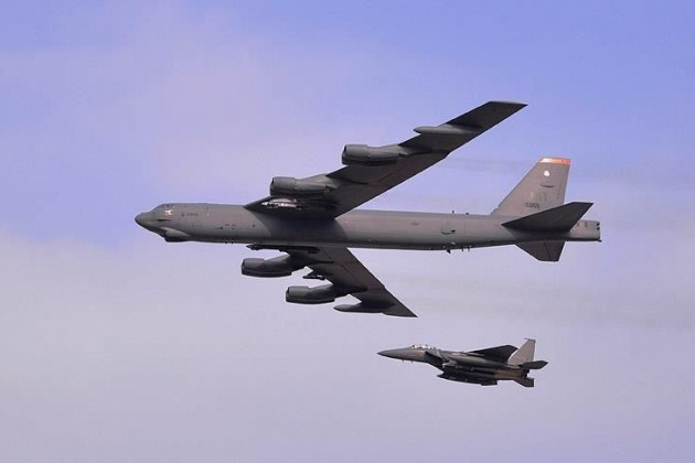 Trong bối cảnh căng thẳng rất cao vẫn còn ở Donbass, Mỹ đã điều bốn máy bay ném bom chiến lược B-52 mang vũ khí hạt nhân đến biên giới Nga cùng một lúc; số máy bay này có thể được sử dụng cho các cuộc tấn công chống lại các nước cộng hòa tự xưng tại Donbass.