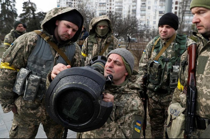 Tuy nhiên, có rất nhiều Quân đội Ukraine được triển khai theo hướng Kherson-Nikolaev, với tổng quân số khoảng 50.000 người, bao gồm Lữ đoàn bộ binh cơ giới độc lập 28 tinh nhuệ nhất, ngoài ra còn có Lữ đoàn thủy quân lục chiến độc lập 35, Lữ đoàn bộ binh cơ giới 59, Lữ đoàn Không quân 45, Lữ đoàn xung kích, v.v.