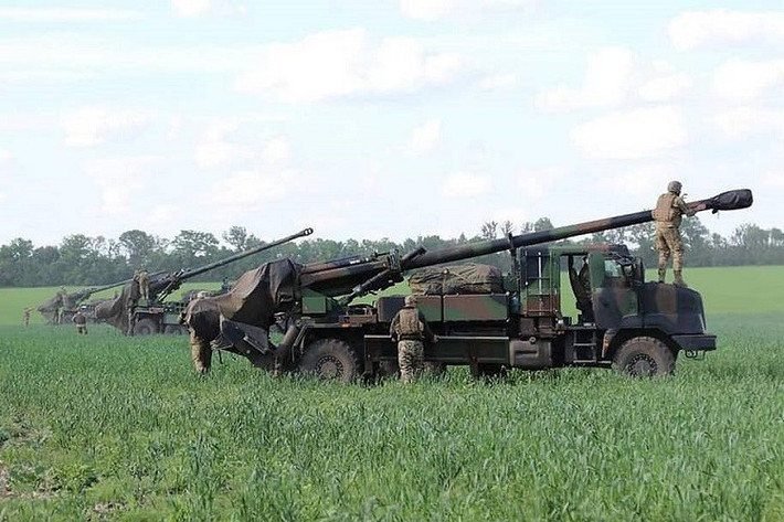 Hiện Quân đội Ukraine đang sử dụng từ lựu pháo 122 và 152mm thời Liên Xô, đến lựu pháo 155mm M777 do Mỹ sản xuất. Và sự khác biệt về cỡ đạn, có nghĩa là Ukraine không thể sử dụng chung cùng một loại đạn giữa các đơn vị pháo binh; điều này có thể dẫn đến một "cơn ác mộng hậu cần".