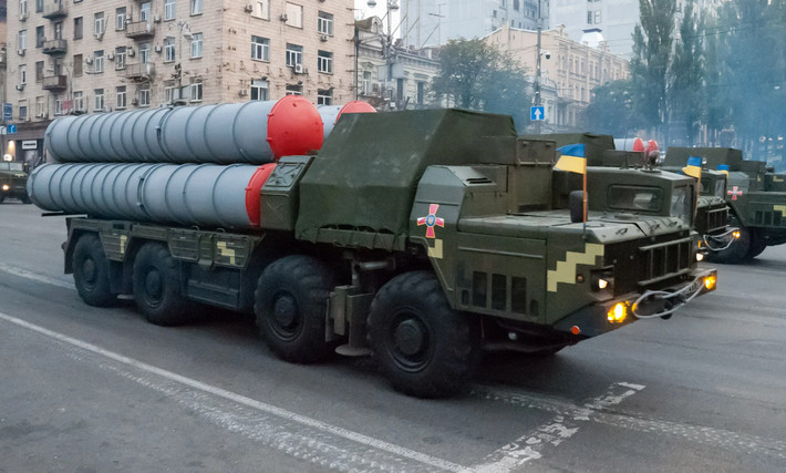 Ukraine đã có thời kỳ thành công trong việc khắc chế không quân Nga, khi họ sở hữu trong tay một loạt các hệ thống phòng không như S-300 và Buk-M1, buộc các máy bay chiến đấu của Nga phải bay ở độ cao dưới 4.500 mét, ngay trong tầm bắn hiệu quả của hệ thống phòng không di động vác vai (MANPAD) như Stinger hay Igla; chính MANPAD là loại vũ khí chủ yếu bắn hạ máy bay Nga.