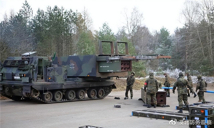 Bây giờ, Mỹ và NATO đã bắt đầu đào tạo nhân viên khai thác vũ khí kỹ thuật cho Ukraine. Tướng Peter Tritek, chỉ huy Sư đoàn Thiết giáp số 11 của Ba Lan, người từng tham gia các cuộc chiến tranh Iraq và Afghanistan, đã được bổ nhiệm làm người đứng đầu nhóm cố vấn quân sự của EU, về huấn luyện quân đội Ukraine.