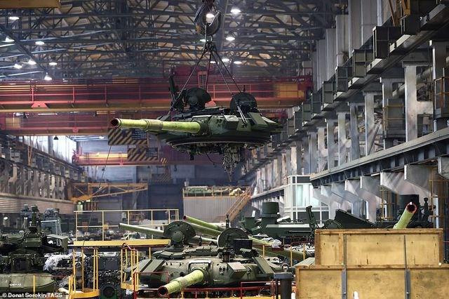 Đồng thời, Nga cũng đã đặt hàng 400 xe tăng T-90M mới, số xe tăng này đã được đưa vào sản xuất toàn bộ tại Nhà máy xe tăng Ural. Vào tháng 5, 8 và 10, Nhà máy Ural đã cung cấp cho quân đội Nga những xe tăng mới.