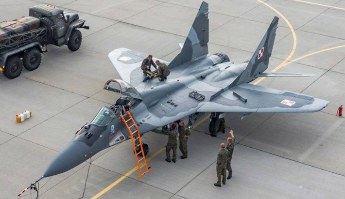 Sau khi Liên Xô tan rã, Ukraine là quốc gia được thừa hưởng một số lượng lớn các loại vũ khí, khí tài quân sự từ Quân đội Liên Xô và số lượng chỉ đứng sau Nga; trong đó có một lượng lớn máy bay chiến đấu hiện đại, trong đó gồm nhiều chiến đấu cơ thế hệ 4 như Su-27, MiG-29.