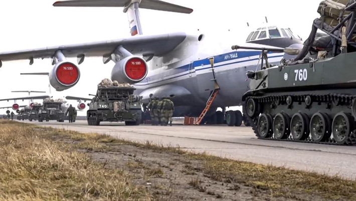 Tuy nhiên Moskva cũng khẳng định, Nga có thể đưa quân vào Donbass để bảo vệ các công dân Nga ở khu vực này, nếu Ukraine có ý định gây hấn tấn công hai nước cộng hòa tự xưng Donetsk (DPR) và Lugansk (LPR); nơi đây cũng có nhiều người Nga sinh sống.