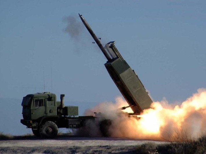 Tên lửa M142 HIMARS đã gây tiếng vang lớn trên chiến trường Ukraine. HIMARS phóng tên lửa dẫn đường bằng vệ tinh, có thể bắn trúng mục tiêu với độ chính xác cao, tầm bắn tối đa 300km (loại tên lửa M31 viện trợ cho Ukraine có tầm bắn tối đa 80km) và có thể bắn trúng các mục tiêu có giá trị nằm sâu trong hậu phương.
