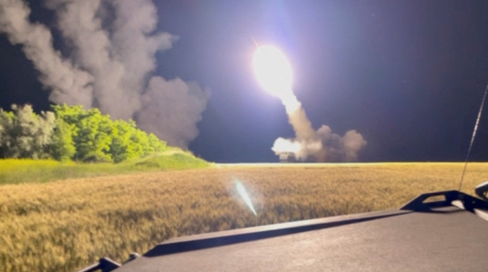 Pháo M142 HIMARS chỉ có thể mang 6 tên lửa. Sau khi tất cả các tên lửa đã được phóng, cần phải nhanh chóng chuyển đến vị trí khác và thời gian nạp đạn tương đối dài. Vì vậy, HIMARS cũng có những điểm yếu riêng và không hoàn hảo.