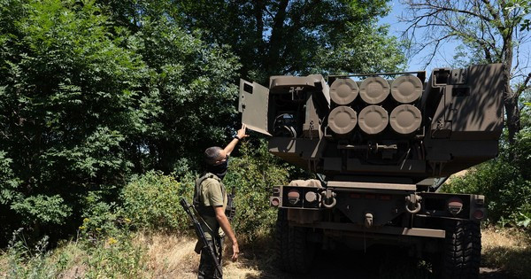 Khi các nước NATO tiếp tục cung cấp cho Ukraine các loại vũ khí mới, khiến năng lực tấn công tầm xa của Quân đội Ukraine không ngừng được cải thiện. Đặc biệt là sau khi Mỹ viện trợ cho Ukraine loại tên lửa cơ động M142 HIMARS, Quân đội Ukraine đã sử dụng loại pháo tự hành 2S19 Msta, để tấn công quân Nga nhiều lần.