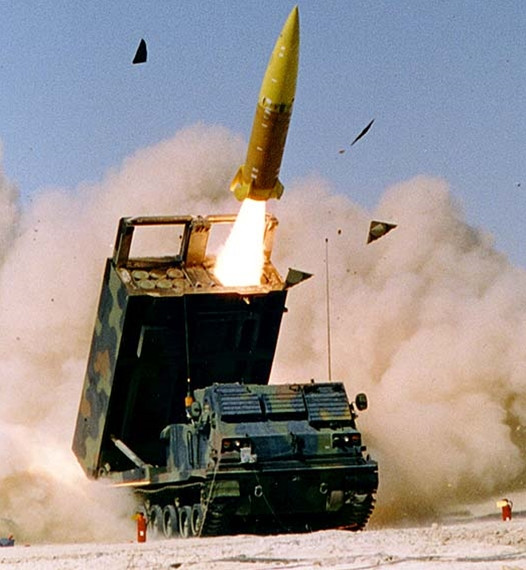 MRLS M270 bắn đạn M31 có điều khiển, có tầm bắn lên tới 70 km, vì vậy các binh sĩ mệnh danh nó là "súng bắn tỉa có tầm bắn 70 km". Biệt danh nổi tiếng nhất được đặt trong Chiến tranh vùng Vịnh năm 1991, khi binh lính Iraq đã bị những "cơn mưa đạn thép" từ MRLS M270, thể hiện sức mạnh kinh hoàng.