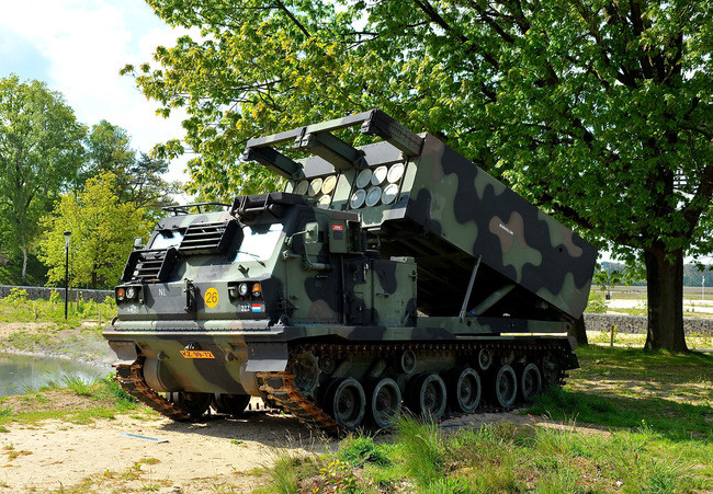 Ngoài mốt số quốc gia NATO, MRLS M270 hiện đã được trang bị cho các quốc gia như Nhật Bản, Hàn Quốc, Thái Lan, New Zealand, Australia, Saudi Arabia và Israel. Tổng số lượng sản xuất vượt quá 1.000 xe phóng.