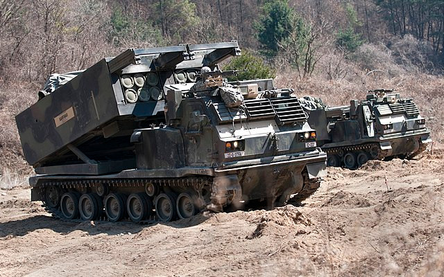 Tuy nhiên Quân đội Mỹ và NATO không "nghiện" pháo phản lực phóng loạt như các chỉ huy Quân đội Liên Xô/Nga; họ chỉ phát triển và sử dụng một hệ thống MRLS có cỡ nòng duy nhất là loại 227mm, để tiện cho công tác bảo đảm kỹ thuật và hậu cần trong chiến đấu.