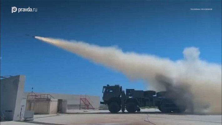 Lý do là tên lửa HIMARS sử dụng hệ thống định vị vệ tinh GPS quân sự, trong khi TRLG-230 chỉ có thể sử dụng hệ thống GPS dân sự, nên độ chính xác đương nhiên có sự khác biệt.