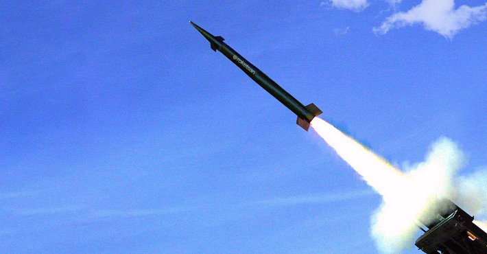 Về tầm bắn, bệ phóng pháo phản lực phóng loạt TRLG-230 cũng tương đương với HIMARS của Mỹ, cũng có tầm bắn từ 20-70 km; nhưng trọng lượng đạn của nó thấp hơn nhiều so với đạn của HIMARS của Mỹ, thông thường đạn HIMARS là là 90 kg.