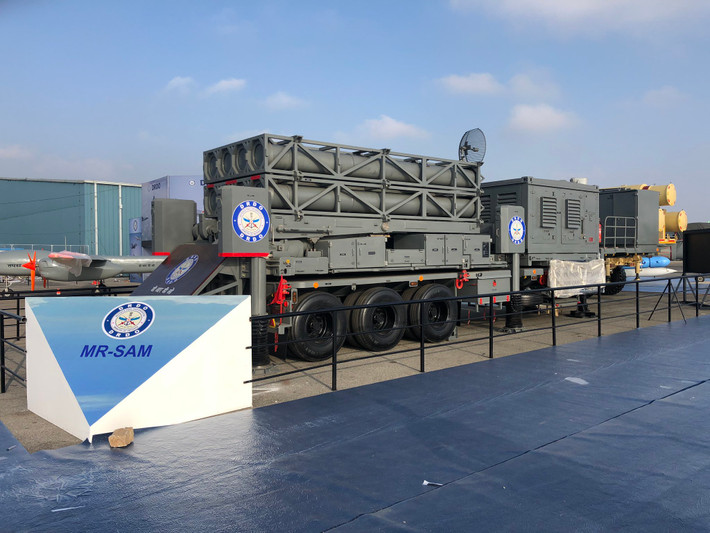 Phiên bản trên đất liền của hệ thống tên lửa phòng không Barak-8 được trang bị cho lực lượng phòng không lục quân của Quân đội Ấn Độ, được gọi là MR-SAM; và một hệ thống tầm xa hiện đang được phát triển, được gọi là LR-SAM.