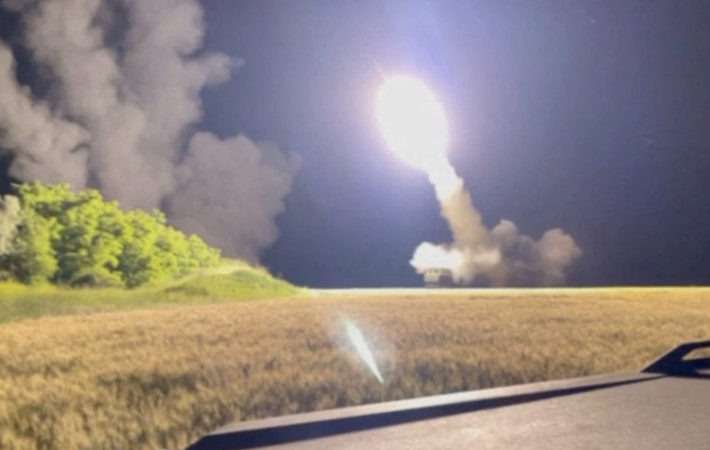 Theo hãng tin Nga Sputnik, ngày 14/8, Quân đội Ukraine lại bất ngờ tiến hành một cuộc tấn công tên lửa quy mô lớn và các hoạt động tiến công theo kiểu “điểm huyệt”, nhằm tiêu diệt chỉ huy quân Nga vẫn tiếp tục.