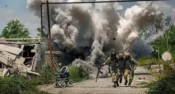 Trên thực tế, quyền kiểm soát làng Pavlovka được thay đổi liên tục từ tay quân Nga sang Ukraine. Theo một số nguồn tin, cách đây ít ngày, quân Nga đã phải rút khỏi làng trước sự phản kích quyết liệt của quân Ukraine, nhưng vẫn giữ chắc đầu cầu phía bắc đến ngôi làng.