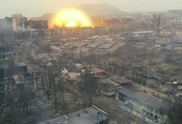Không ngờ lần này, Quân đội Nga cũng sử dụng sát thủ lớn này ở Mariupol, và thực sự sử dụng xe phá mìn UR-77 như một phiên bản hiện đại của "súng cối" vây hãm, và hiệu quả thật đáng nể; dù là kiên cố như nhà máy thép, thì các tòa nhà cũng không thể chịu được sự bắn phá của nó.