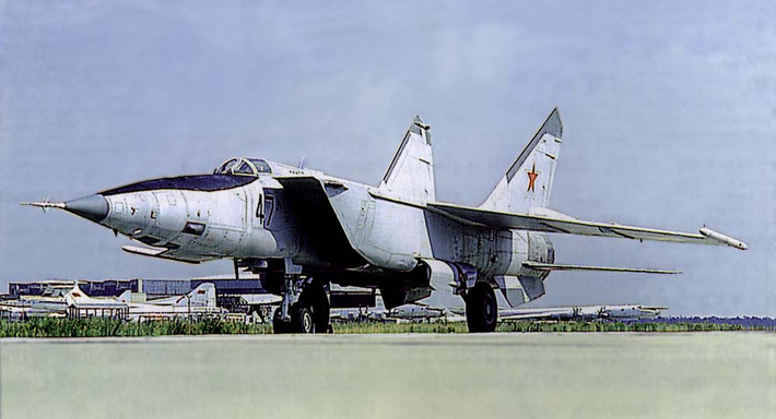 Các radar trên mặt đất của NATO theo dõi máy bay đã cung cấp dữ liệu và dẫn đến kết luận rằng, MiG-25 Foxbat có bán kính hoạt động ít nhất 1.200 km, khi duy trì tốc độ siêu âm Mach 2,8 trên cả hành trình.