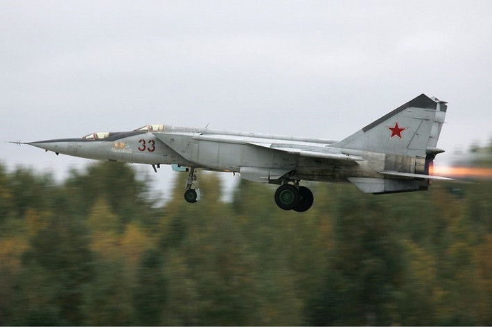 Mặc dù tốc độ và trần bay của MiG-25 vẫn không có đối thủ khi so với các máy bay chiến đấu có người lái khác, nhưng tầm hoạt động của nó từ lâu đã bị đặt câu hỏi với các chuyên gia phương Tây. Chẳng hạn như nhà báo người Anh Bill Sweetman cho rằng, bán kính chiến đấu của MiG-25 chỉ khoảng 250 km?