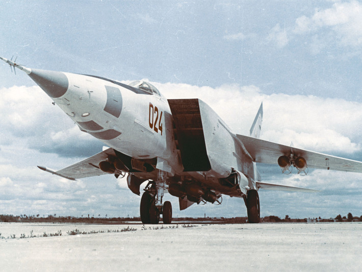 Có lẽ minh chứng rõ ràng nhất về khả năng hoạt động của Foxbat là vào giữa năm 1975, khi một máy bay trinh sát MiG-25RB của Không quân Liên Xô, được bố trí trên lãnh thổ Ba Lan, để triển khai để theo dõi các hoạt động của NATO đã bay đến các cảng Bắc Âu trên khu vực Đại Tây Dương.