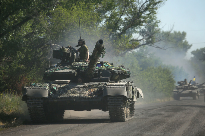 Do đó, rất có thể quân đội Ukraine có khả năng sẽ sao chép chiến thuật thành công của họ ở Kherson và đưa quân tiếp viện (quân tăng cường, vũ khí và trang thiết bị, v.v.) tại điểm bao vây Izyum, và tiếp tục tiêu hao sức mạnh của quân đội Nga.