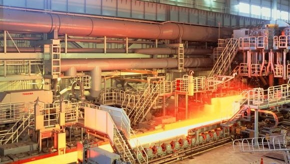 Trong Nhà máy thép Azovstal có nhiều lối đi, hệ thống kho, tầng hầm khổng lồ, bãi chứa nguyên liệu; khiến Azovstal trở thành mục tiêu tấn công khó khăn của quân Nga. Trước đó, tàn quân của Tiểu đoàn Azov mang tư tưởng cực hữu và Quân đội Ukraine đã rút vào cố thủ trong Nhà máy Azovstal.