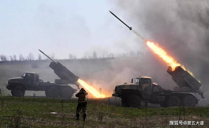 Trước thế trận phòng ngự vững chắc của quân đội Ukraine với các lô cốt dày đặc như tổ ong; thì chiến thuật hiện nay của quân đội Nga, là bao trùm hỏa lực lên cứ điểm phòng ngự của Ukraine và tiến hành lặp đi lặp lại.