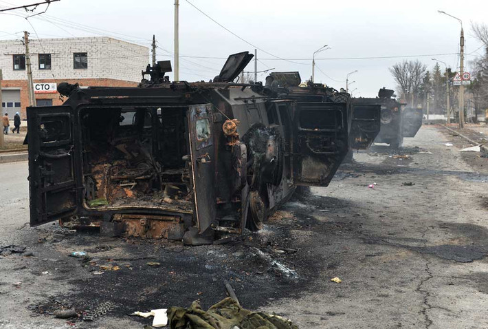 Sau khi Ukraine cầm chân được cuộc tấn công kéo dài ba ngày của quân đội Nga, thái độ của NATO đối với Ukraine đã thay đổi mạnh mẽ và cung cấp một lượng lớn hỗ trợ quân sự cho Ukraine, đặc biệt là tên lửa chống tăng Javelin và tên lửa phòng không Stinger, cùng các loại vũ khí cá nhân; những vũ khí này đã gây ra thiệt hại đáng kể cho quân đội Nga.