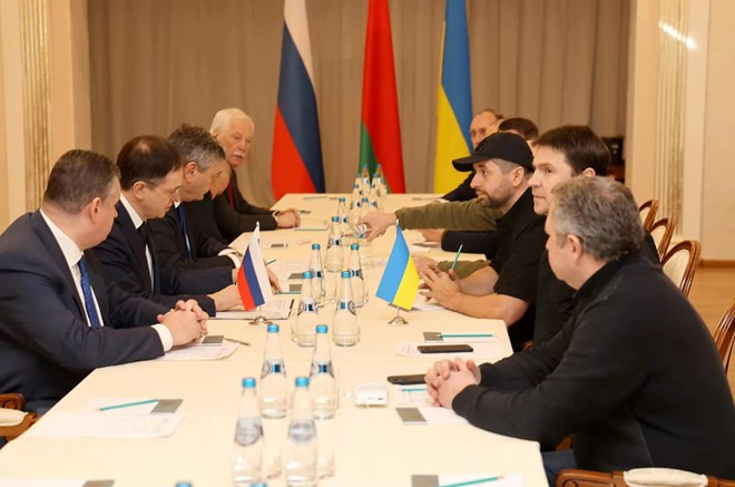 Ngày 28/3, Nga và Ukraine tiến hành "vô điều kiện" vòng đàm phán đầu tiên, tức là cuộc chiến xuất hiện "đổi màu", từ chiến tranh hạn chế, thành chiến tranh tuyệt đối, từ chiến tranh chớp nhoáng sang chiến tranh kéo dài.