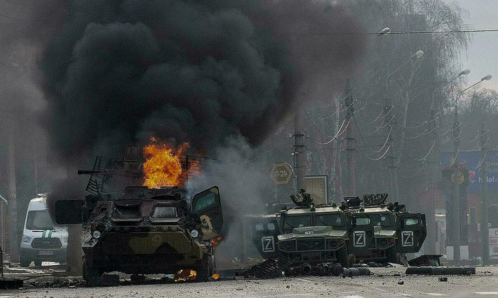 Sự “bất đối xứng” giữa NATO và Nga cũng đã làm thay đổi sự “bất đối xứng” giữa Nga và Ukraine, dẫn đến một trạng thái cân bằng bất ngờ đã xảy ra: Ukraine đã trở thành “cỗ máy xay thịt”, để NATO tiêu hao nước Nga.