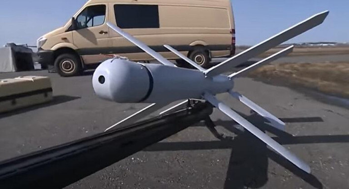 Vừa qua, Nga liên tiếp công bố về việc loại UAV tự sát Lancet, đã liên tiếp phá hủy nhiều vũ khí hiện đại mà phương Tây mới viện trợ cho Ukraine; trong quá trình UAV tự sát Lancet lao vào mục tiêu, thường có một UAV khác của Nga, quay lại toàn bộ trận đánh. 