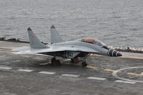 Tuy nhiên khả năng tác chiến của tiêm kích hạm MiG-29K kém xa so với tiêm kích hạm hạng nặng Su-33. Mẫu trên bộ MiG-29 có danh hiệu "hậu vệ sân bay phía trước", có nghĩa là máy bay chiến đấu MiG-29 có bán kính chiến đấu và tải trọng hạn chế.