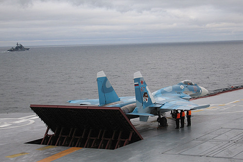 Tiêm kích hạm Su-33 được Liên Xô phát triển và sản xuất, dựa trên dòng tiêm kích Su-27 Flanker nổi danh; được lãnh đạo Liên Xô kỳ vọng, có thể cạnh tranh được với F-14 Tomcat của Hải quân Mỹ. Nhưng tại sao sau này, Nga lại không tiếp tục sản xuất và trang bị đại trà Su-33 cho tàu sân bay duy nhất của họ?