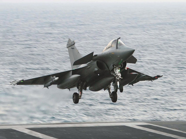 Ở một khía cạnh khác, Hải quân Ấn Độ không hài lòng với tiêm kích hạm MiG-29K khi lựa chọn tiêm kích hạm cho tàu sân bay tiếp theo của họ. Hải quân Ấn Độ quyết định không sử dụng MiG-29K nữa, mà có ý định sử dụng tiêm kích hạm Rafale-M của Pháp, hoặc F/A-18 của Mỹ hoặc LCA do Ấn Độ tự sản xuất.