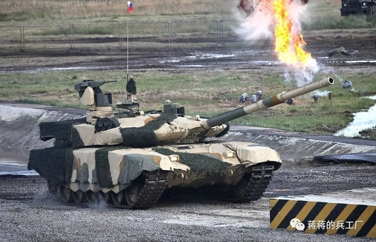 T-90M xuất hiện lần này cũng khoác lên mình lớp áo ngụy trang màu xanh lá cây, cụ thể là hệ thống ngụy trang kiểu áo choàng Nakidka. Đây là lớp vỏ ngụy trang được làm bằng vật liệu đặc biệt, có khả năng hấp thụ sóng radar và bức xạ hồng ngoại; có thể làm giảm các đặc tính hồng ngoại, bức xạ nhiệt và dải tần radar của xe tăng.