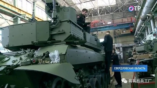 Điều duy nhất hạn chế T-90M hiện nay là số lượng sản xuất quá ít; theo thông tin, chỉ có khoảng từ 30 đến 66 chiếc vào thời điểm tháng 8/2021. Tốc độ sản xuất T-90M bị giới hạn bởi chi phí quân sự hạn hẹp, vì vậy nó chỉ có thể được trang bị cho sư đoàn tăng cận vệ Taman. Điều này cho thấy tốc độ nâng cấp xe tăng của Nga là quá chậm.